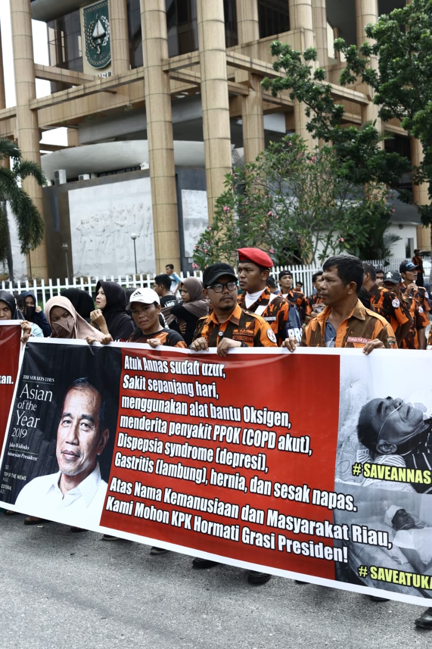 # Save Atuk Annas, Ribuan Masa Padati Bundaran Polda Riau