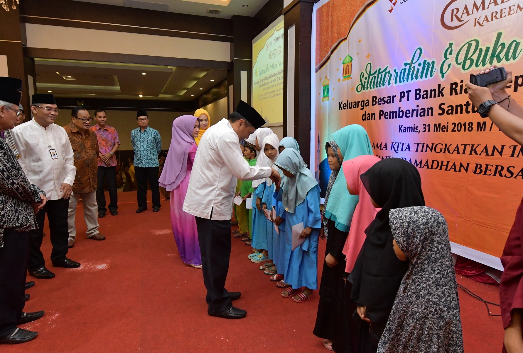 Santuni 512 Anak Yatim, Manajemen Bank Riau Kepri Gelar  Buka Bersama Keluarga Besar di  Wilayah Kepri
