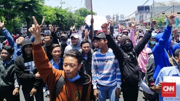 Massa #SurabayaMenggugat Mulai Bergerak, Pelajar STM Mengawal
