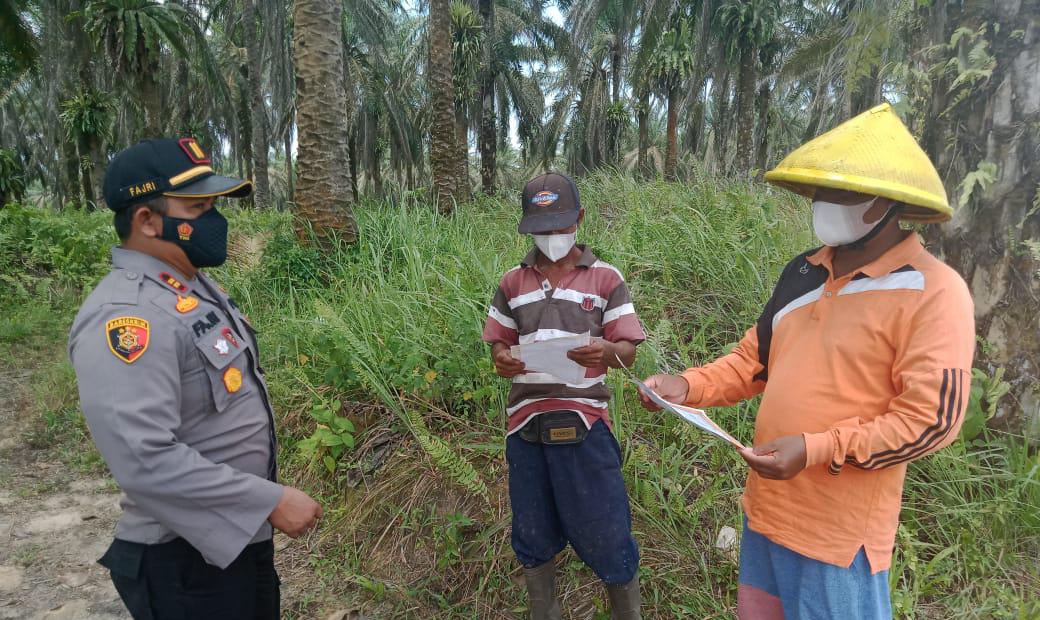 Kapolsek Kerumutan Sosialisasikan Maklumat Kapolda Riau Tentang Larangan Karhutla