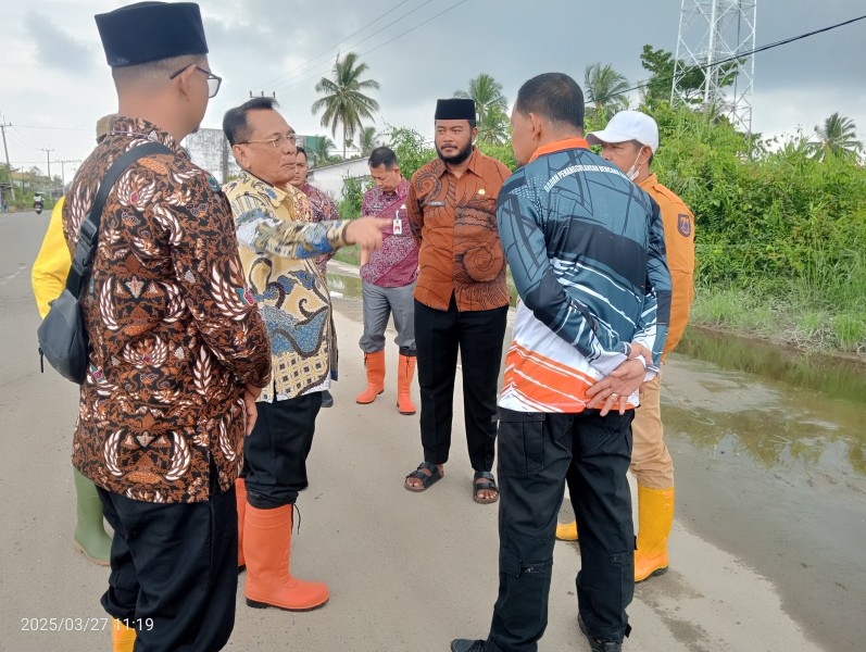Upaya Atasi Banjir, Bupati Rohil Tinjau Tiga Titik Normalisasi Parit Pembuangan Air