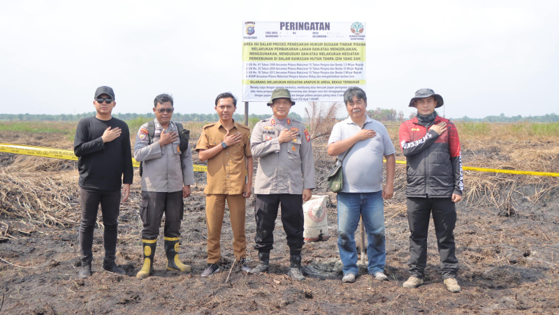 Bersama Tim Ahli Lingkungan Hidup, Kapolres Rohil Pasang Plang Peringatan di Lokasi Karhutla