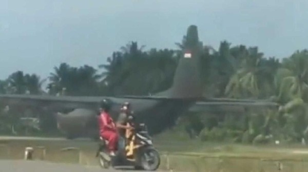 Pesawat Hercules TNI AU Mendarat Darurat di Bandara Aceh Utara