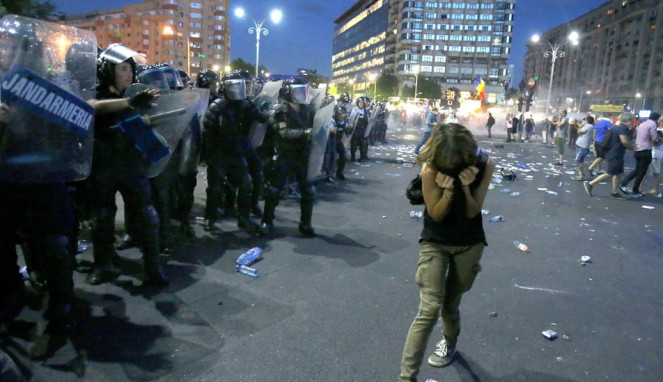Polisi Rumania Bentrok dengan Demonstran H anti-pemerintah