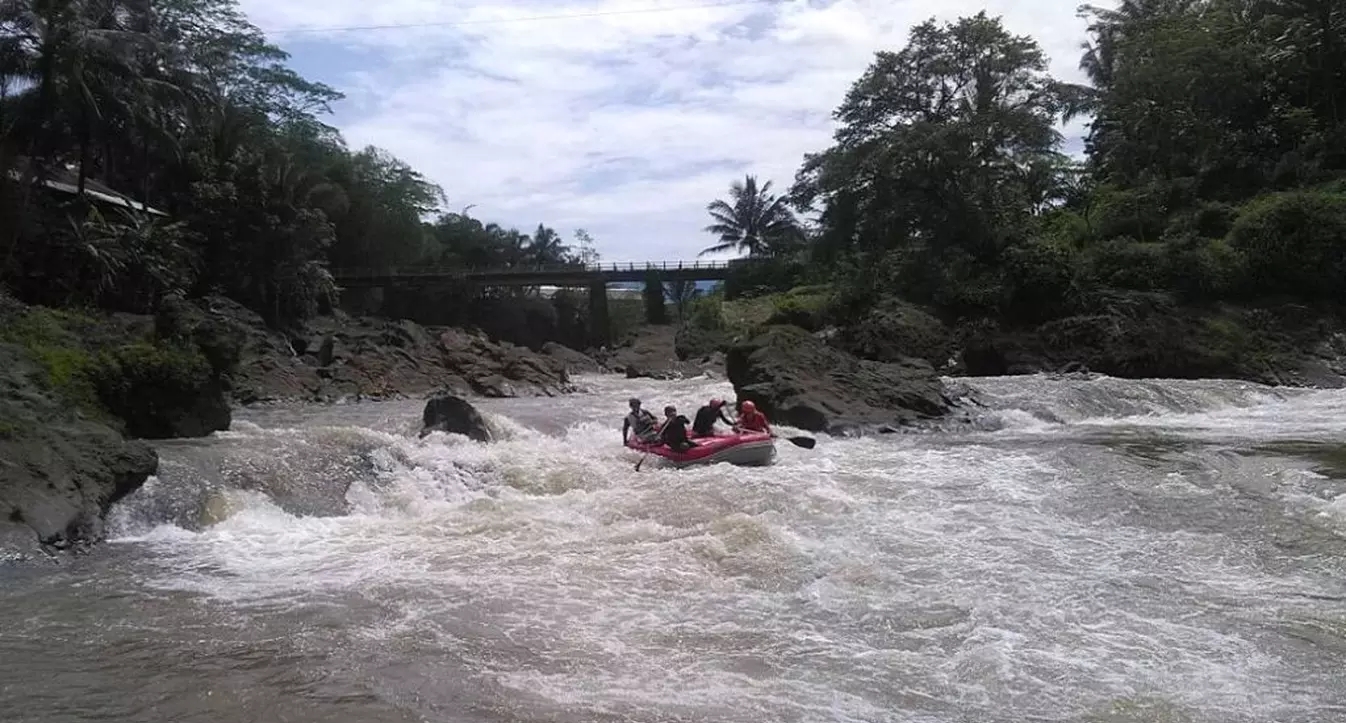 Perahu Rafting Terbalik Dihempas Jeram, 2 Orang Tewas