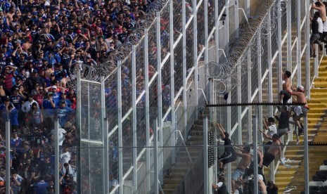 Fan Cile Kritik Presiden Lewat Aksi Bakar-Bakaran di Stadion
