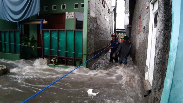 Tanggul Jebol, Jati Padang Dilanda Banjir Deras