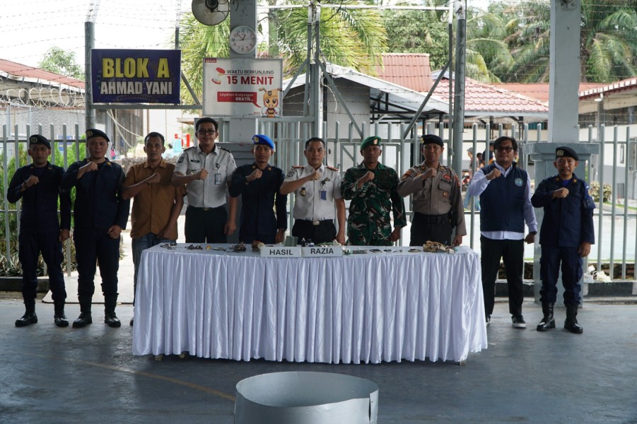 Berantas Narkoba, Rutan Dumai Bersama APH Gelar Razia Blok Hunian dan Tes Urin Pegawai Serta Warga Binaan