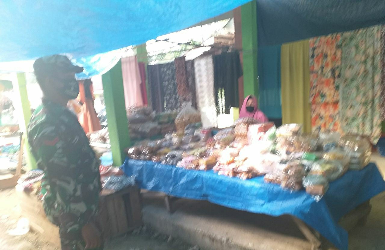 Babinsa Koramil 08 /Tandun Pantau Harga dan Ketersediaan Sembako di Pasar Tradisional