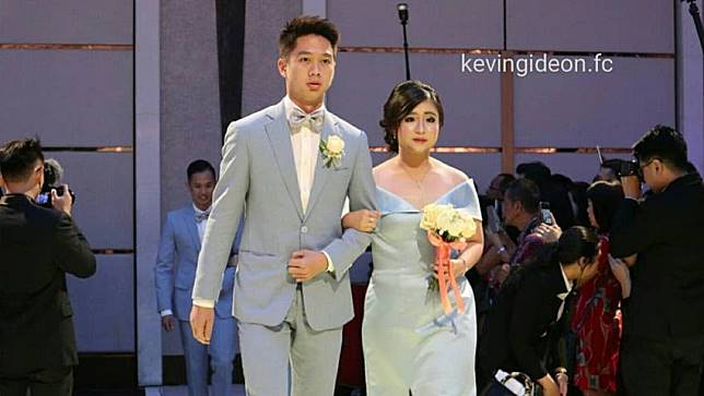 Terungkap! Ini Sosok Wanita yang Gandeng Kevin Sanjaya di Pernikahan Marcus dan Agnes