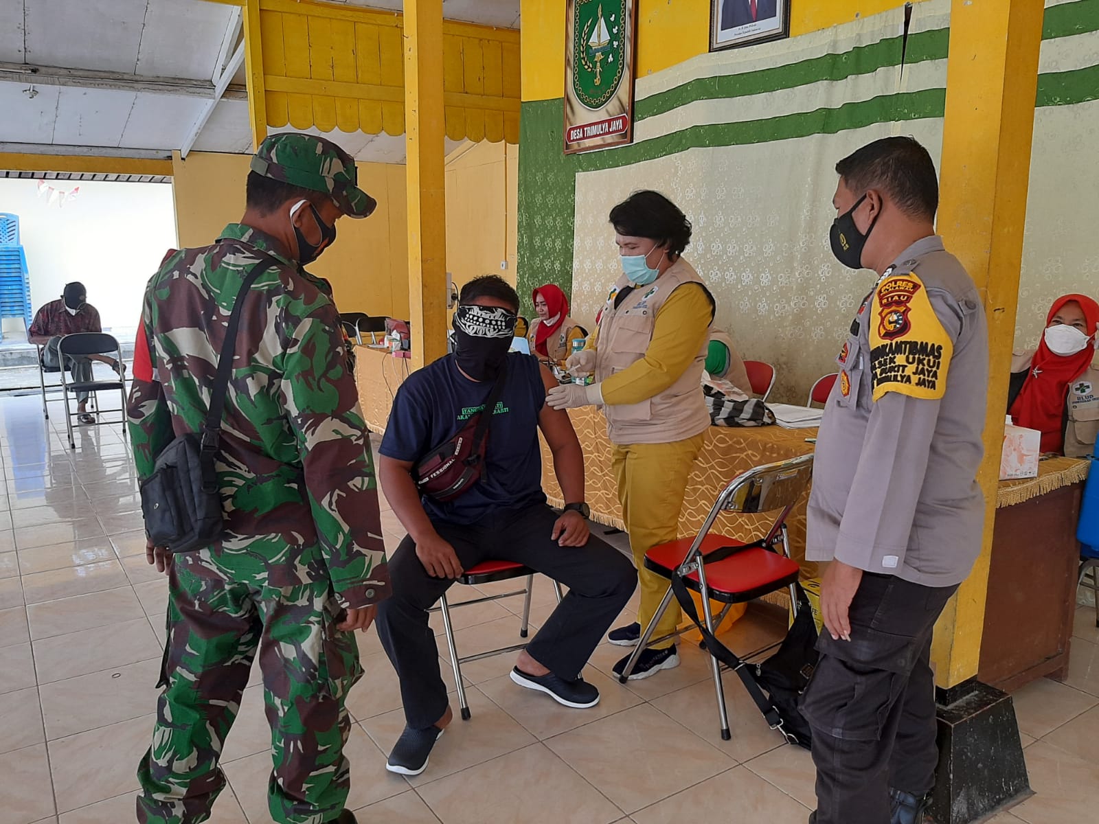 Polsek Ukui dan TNI Tinjau Pelaksanaan Vaksinasi Dosis II di Desa Tri Mulya Jaya