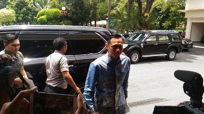AHY Tiba di Kantor Wiranto, Tak Jelaskan Maksud Kedatangan