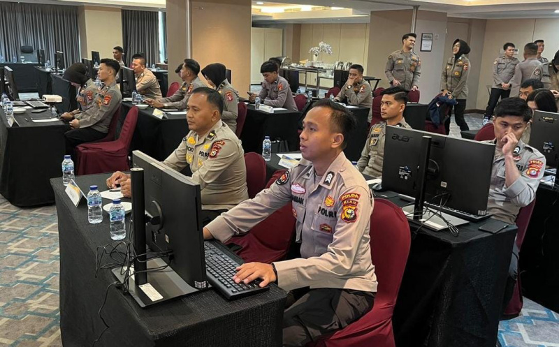 Ipda Vicky Rizky dan Brigadir Jumaidi, Personel Bidhumas Polda Riau Ikuti Pelatihan SiPenmas yang Digelar Mabes Polri