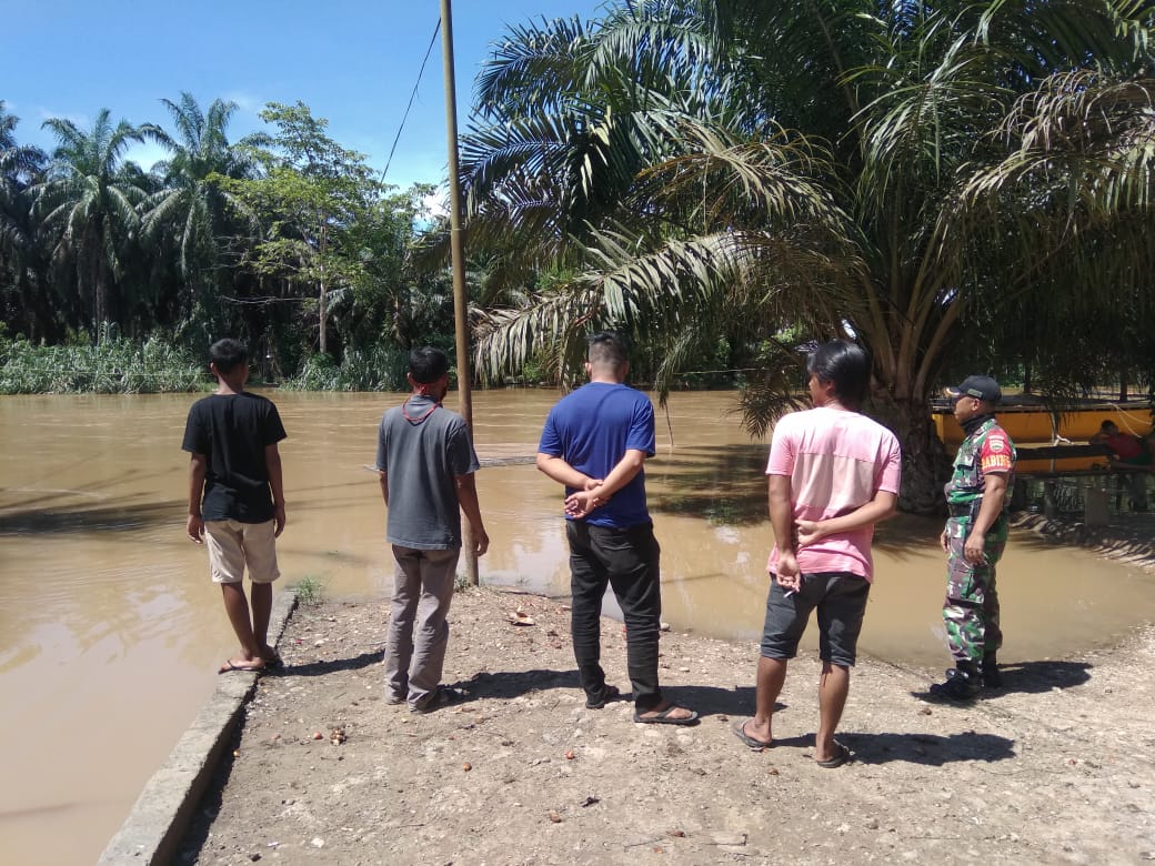Siaga Banjir, Babinsa Pantau Debit Air Sungai Batang Sosah
