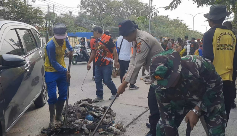 Kapolsek Binawidya, Kompol Nusirwan Pimpin Goro di Pasar Selasa Baru Panam Pekanbaru