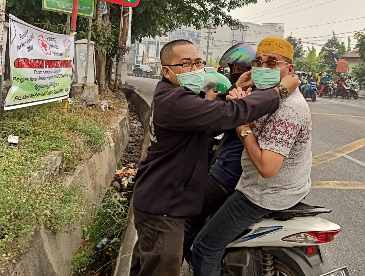 Peduli Sosial FORGUPAHSN dan PMI Riau, Eko Langsung Pakaikan Masker ke Pengendara Sepeda Motor