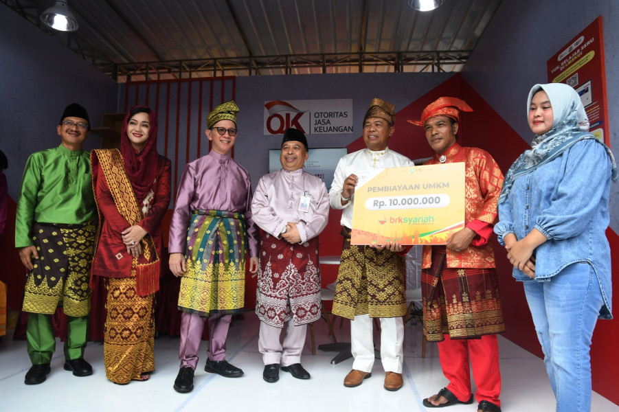Ikuti Pagelaran Harvesing Gernas BBI dan BBWI Riau 2023, Nasabah BRK Syariah Terima Pembiayaan KUR Rp 100 Juta