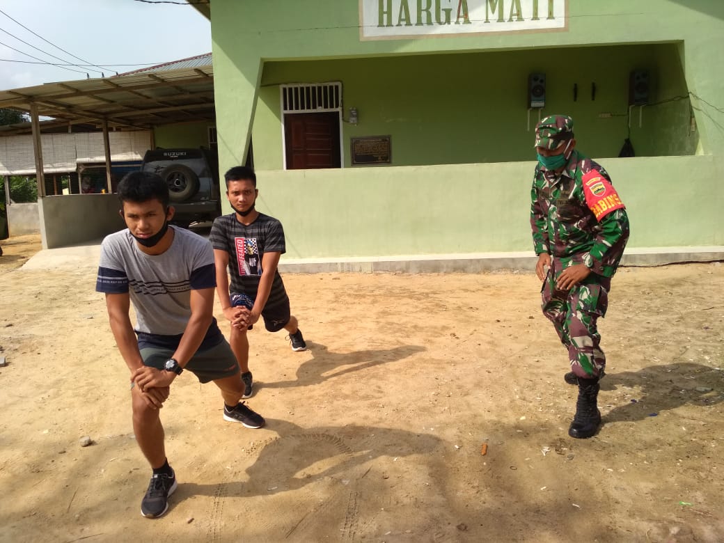 Babinsa Koramil 11/Tambusai Cek Kesiapan Fisik dan Mental Calon Prajurit TNI di Desa Mahato