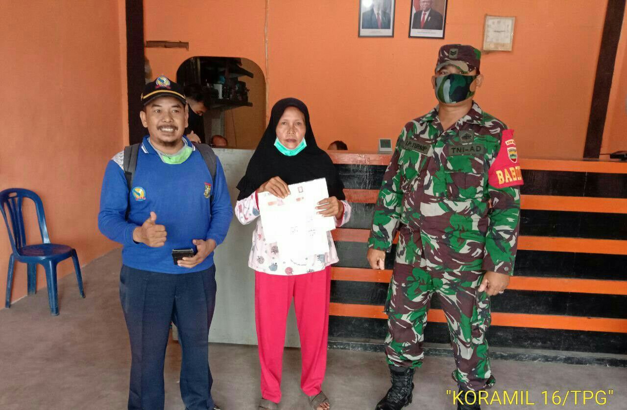 Babinsa Koramil 16/Tapung Pantau Pembagian BST di Pos Indonesia