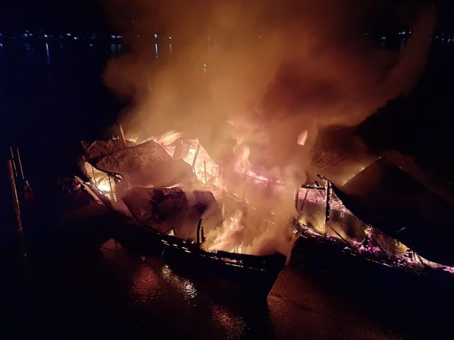 Lanting dan Kapal Bermuatan BBM Terbakar di Sungai Kapuas