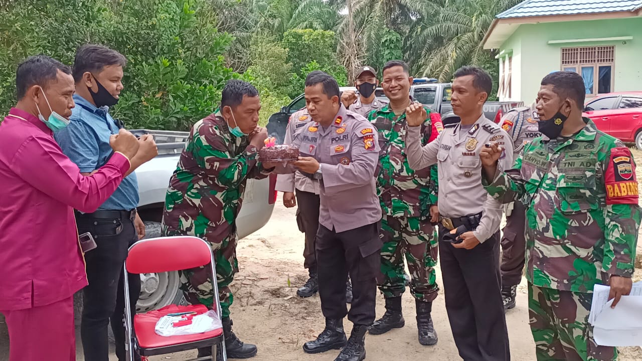 HUT TNI Ke-76Tingkatkan, Kapolsek Kerumutan Beri Kejutan Ke Danramil 15 KK