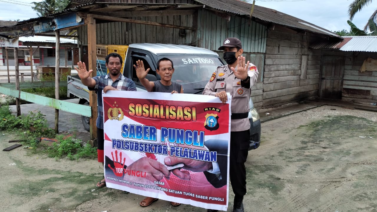 Polsubsektor Pelalawan Sosialisasikan Saber Pungli Kepada Pengemudi Mobil Angkutan