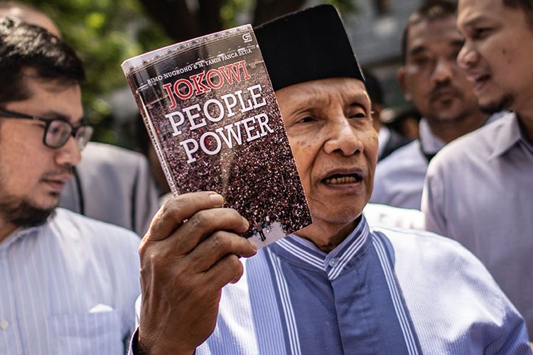 Amien Rais Bawa Buku Jokowi People Power Sebagai Referensi
