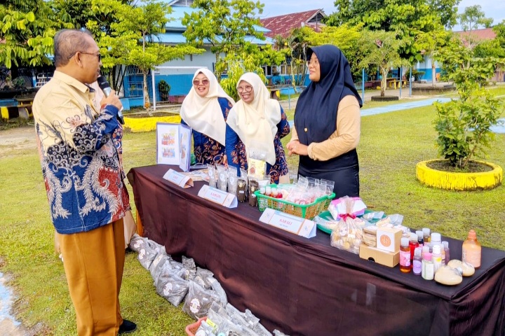 Hasilkan Produk dan Kenalkan Tradisi Daerah ke Siswa, Aldela Apresiasi P5 dan Panen Karya SMAN 2 Siak Hulu