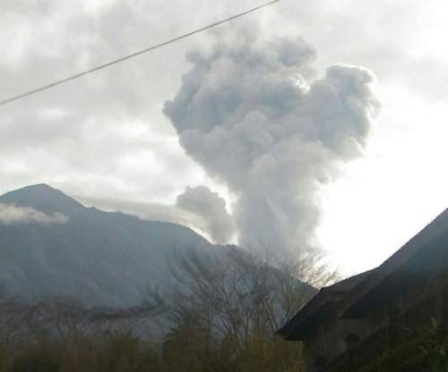 Gunung Agung Kembali Meletus, Semburkan Abu Vulkanik Setinggi 2 Km