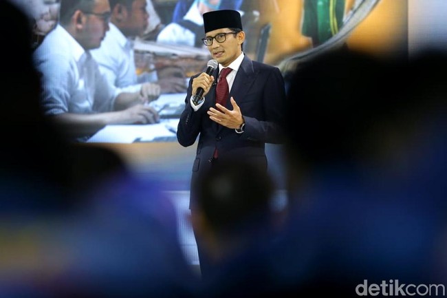 Sindir Kartu-kartu Jokowi-Ma'ruf, Sandiaga dan Pendukungnya Angkat e-KTP!