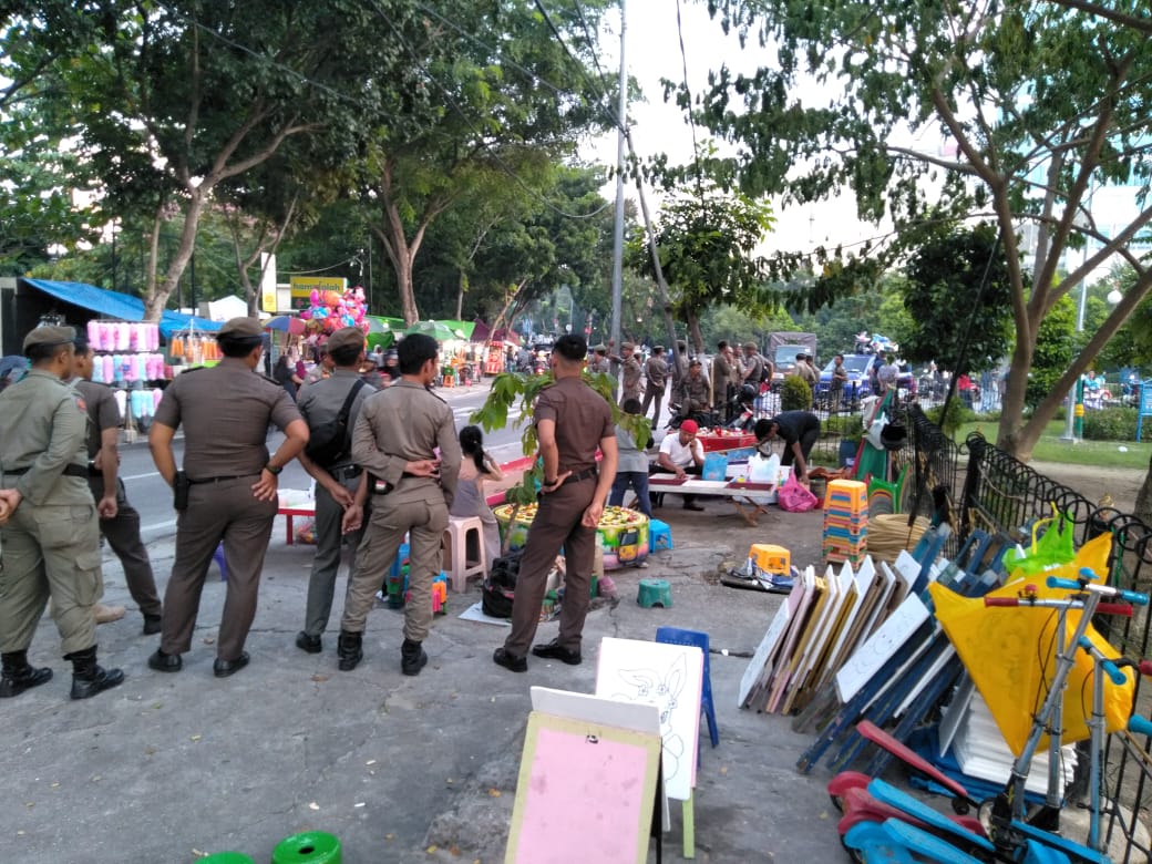 Satpol PP Pekanbaru & Dinas PUPR Melunak Saat PKL Liar Kuasai RTH Kaca Mayang