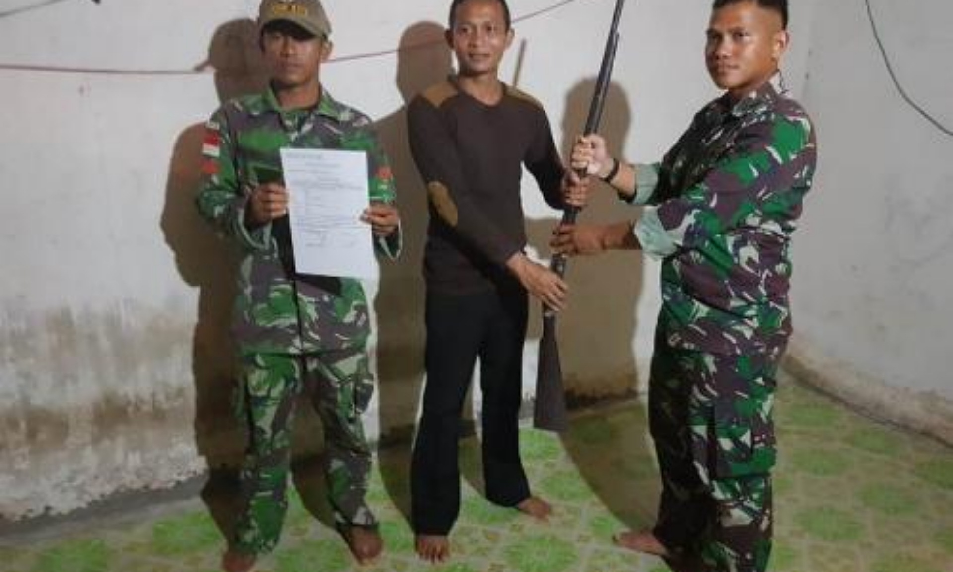 Warga Bengkayang Serahkan Senjata Api ke Satgas TNI Pengaman Perbatasan RI