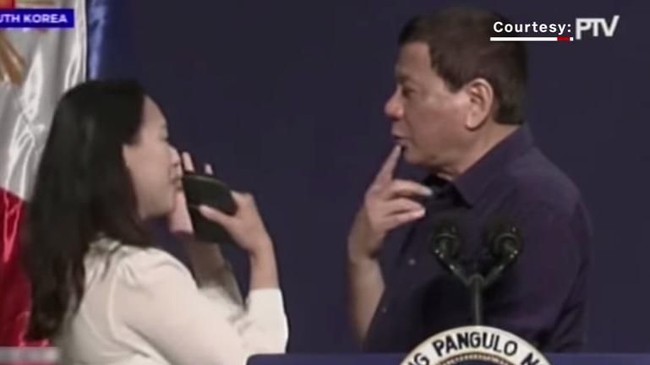 Kontroversi Duterte Cium Bibir Perempuan di Korsel