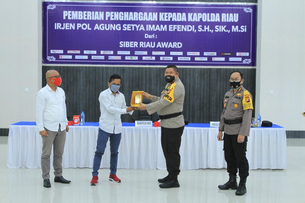24 Media Beri Penghargaan Kepada Kapolda Riau.