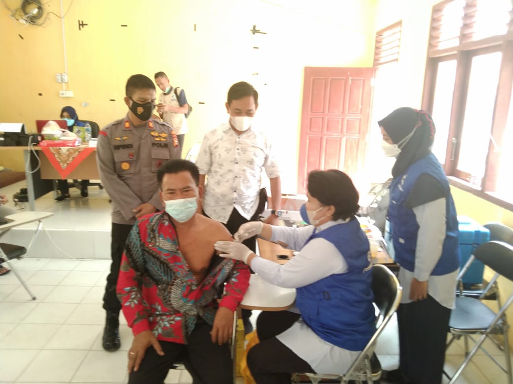 Polsek Ukui Lakukan Pengamanan Vaksinasi Dosis II di Desa Air Hitam