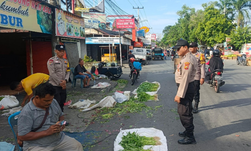 Personel Polsek Pekanbaru Kota Patroli Pasar Agus Salim, Pantau Ketersediaan Pangan dan Jaga Keamanan Pedagang
