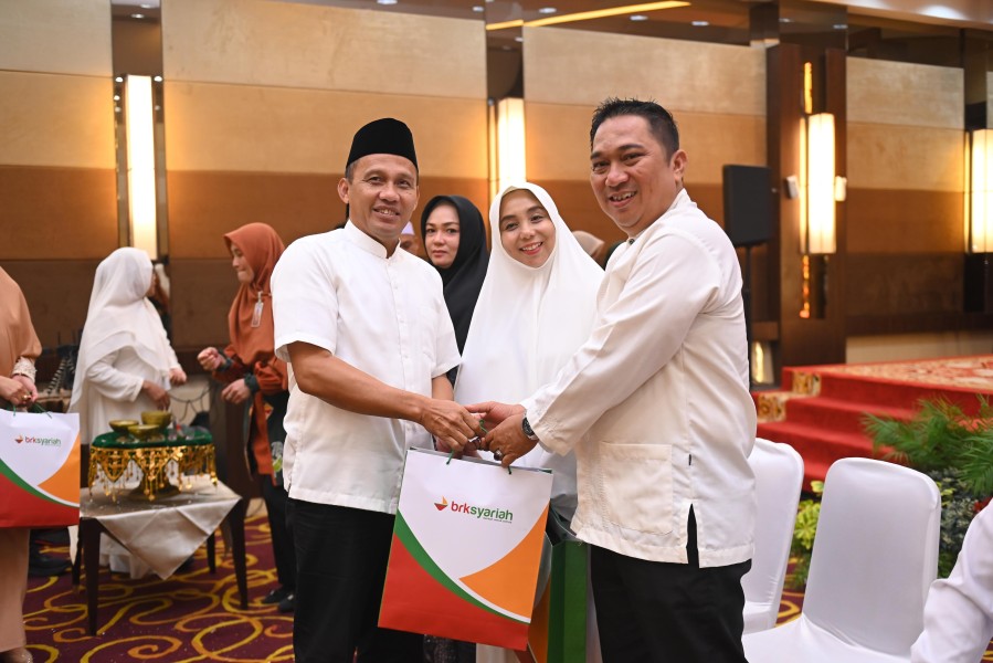 Haru dan Penuh Makna, BRK Syariah Lepas 12 Pegawai Menuju Tanah Suci