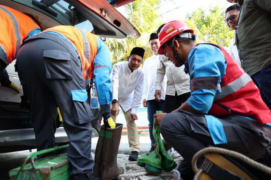 Di Balik Terangnya Ramadan, Petugas PLN Siaga Menjaga Listrik Tetap Andal di Riau dan Kepri