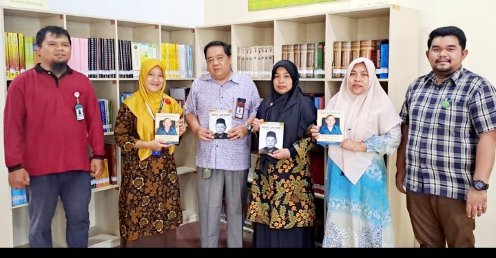 300 Buku Biografi Pendiri YLPI-UIR, H Zaini Kunin dan Rawi Kunin di Edarkan ke Sekolah dan Perguruan Tinggi di Riau