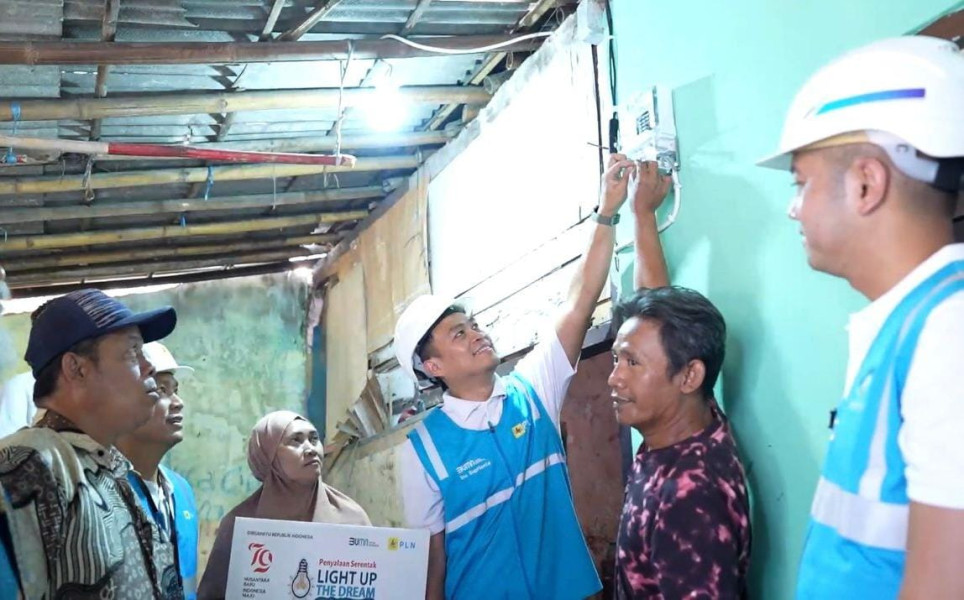 Rayakan HUT RI Ke-79, Donasi Pegawai PLN Nyalakan 7.357 Listrik Gratis bagi Keluarga Kurang Mampu