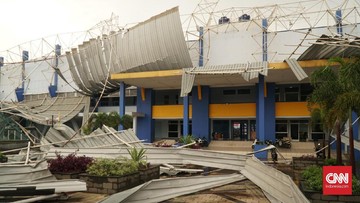 Angin Kencang di Bandung, Atap Stadion Arcamanik Ambruk