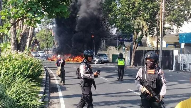 Bom Gereja Pantekosta Surabaya, 5 Mobil dan 30 Motor Terbakar