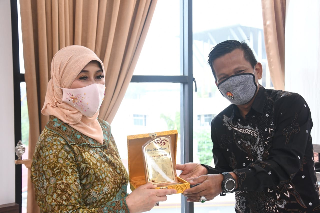 Dinilai Konsisten Melakukan Penegakan TPK, 24 Media Online Berikan Penghargaan ke Kejati Riau