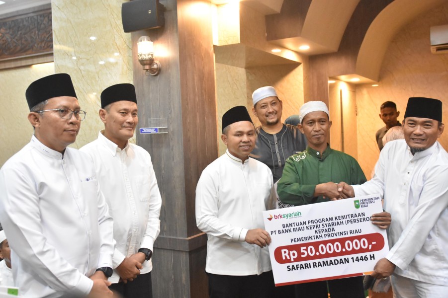 Safari di Dumai, Gubri Abdul Wahid Serahkan CSR BRK Syariah untuk 2 Masjid   