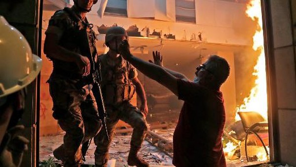 1 Polisi Tewas dan Ratusan Demonstran Terluka dalam Demo Ricuh di Lebanon