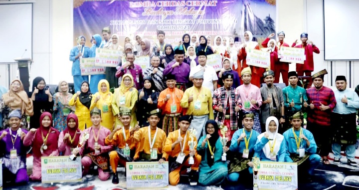 SMAN 1 Siak dan SMKN 1 Rupat Juarai Cerdas Cermat Budaya Melayu Tingkat SMA dan SMK Se-Riau