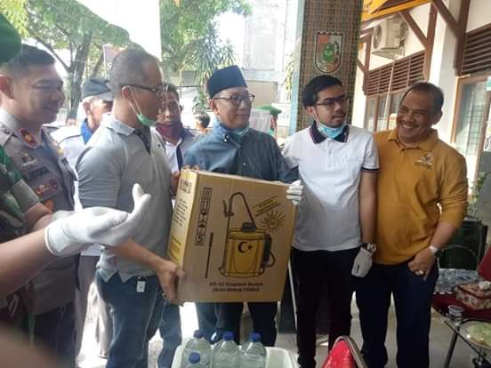 Doni Saputra Serahkan Bantuan Disinfektan di Kecamatan Senapelan