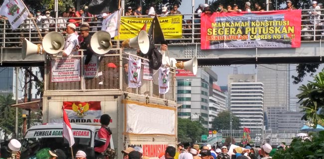 Ada Spanduk Diskualifikasi Jokowi-Maruf Di Aksi Kawal MK
