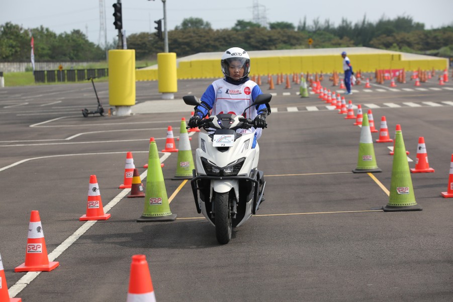 Pengereman Aman Sepeda Motor dengan Empat Jari: Kunci Pengereman Optimal