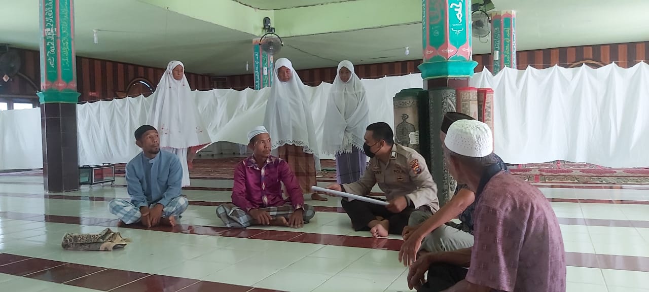 Bhabinkamtibmas Desa Kuala Tolam Imbau Jamaah Masjid Terapkan Prokes
